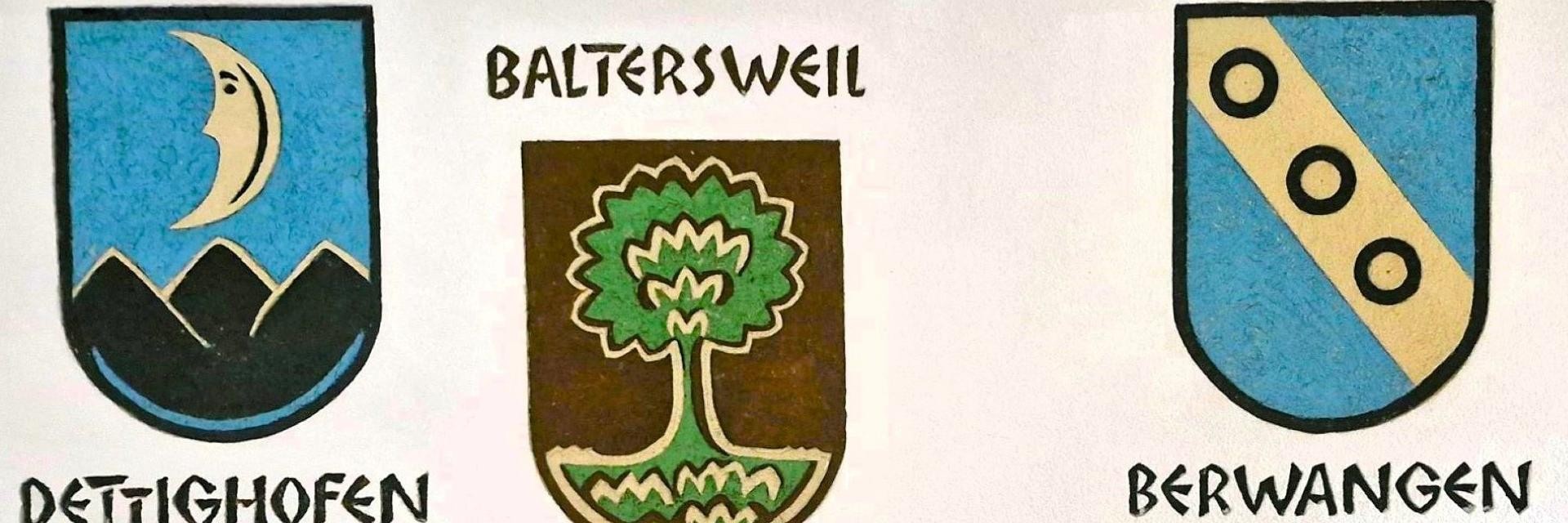 Abbildung der drei unterschiedlichen Wappen der Ortsteile. Das Wappen Dettighofens zeigt in Blau über einem schwarzen Dreiberg einen zunehmenden Mond mit Gesicht. Das Wappen Baltersweil zeigt einen grünen Laubbaum auf braunem Hintergrund. Das Wappen von Berwangen ist ein silberner Schrägbalken, belegt mit drei schwarzen Ringen, auf blauem Hintergrund.