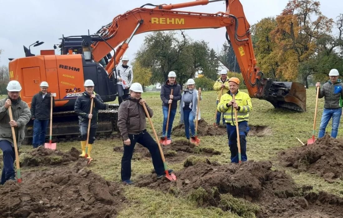 Die Bürgermeisterin mit den Bauherren beim Spatenstich des Dorfladens